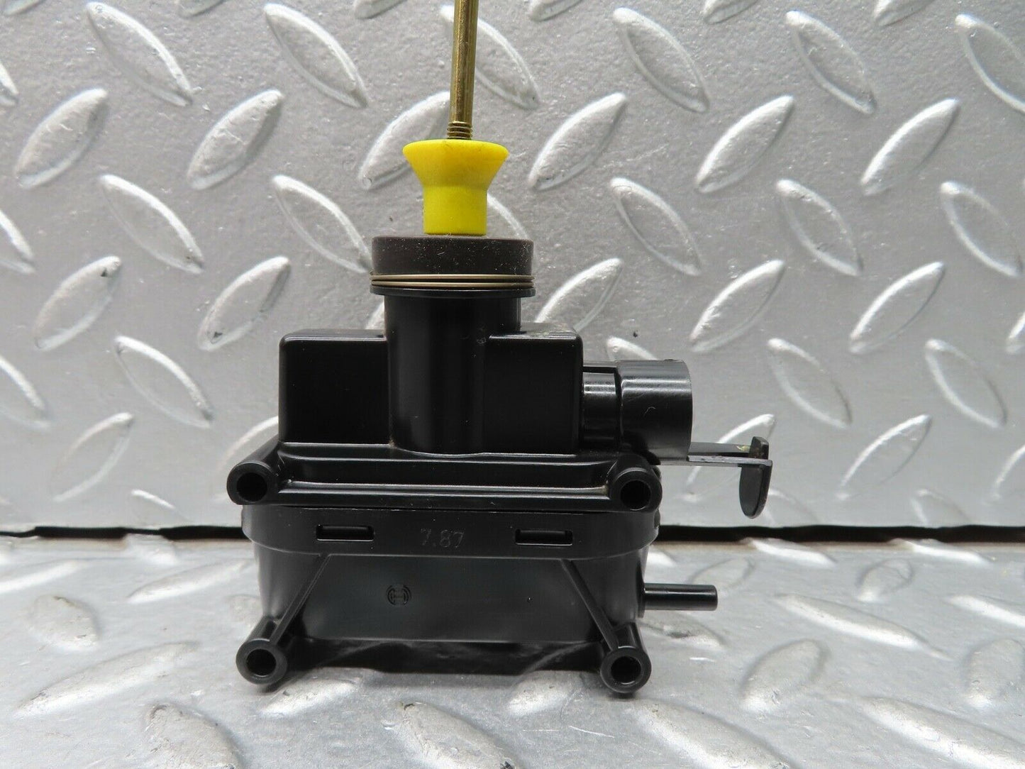 21568 Mercedes-Benz W126 300SE Trunk Lock Vacuum Actuator