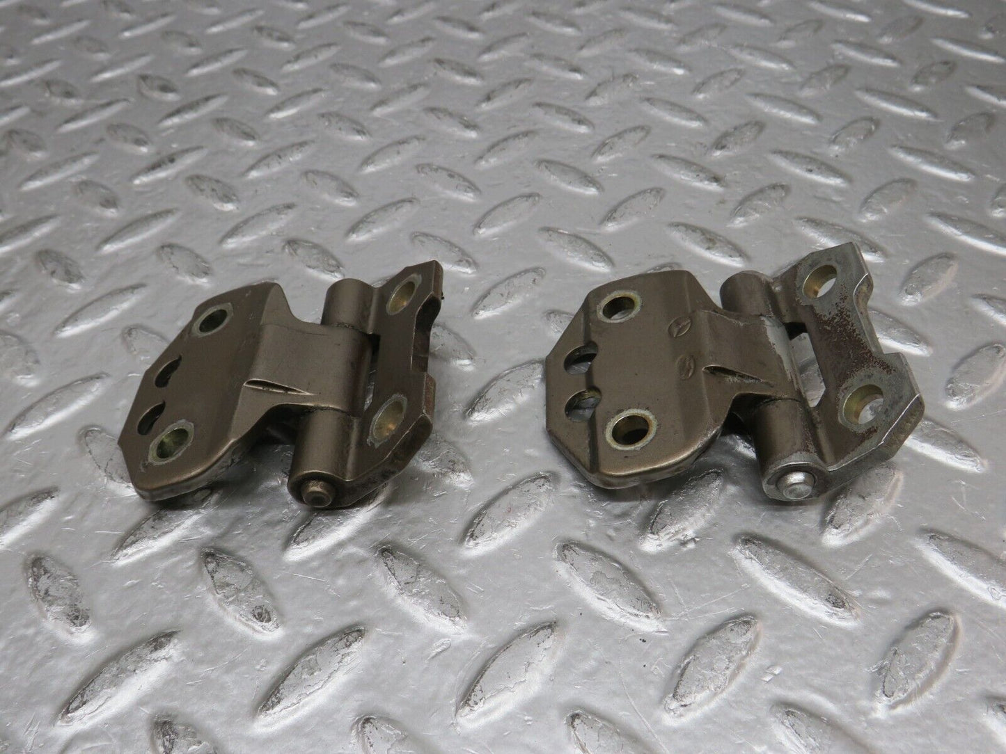 29603 Mercedes-Benz W124 230E Left Door Hinge Pair