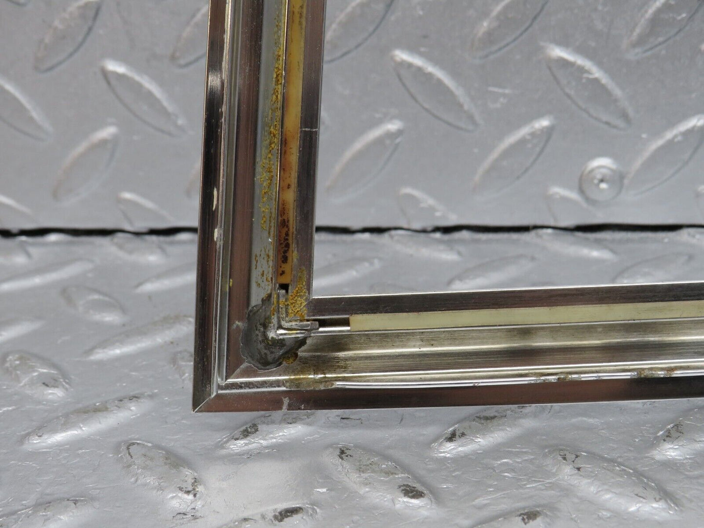 39855 Mercedes-Benz R107 350SL Hardtop Quarter Window Chrome Trim Right