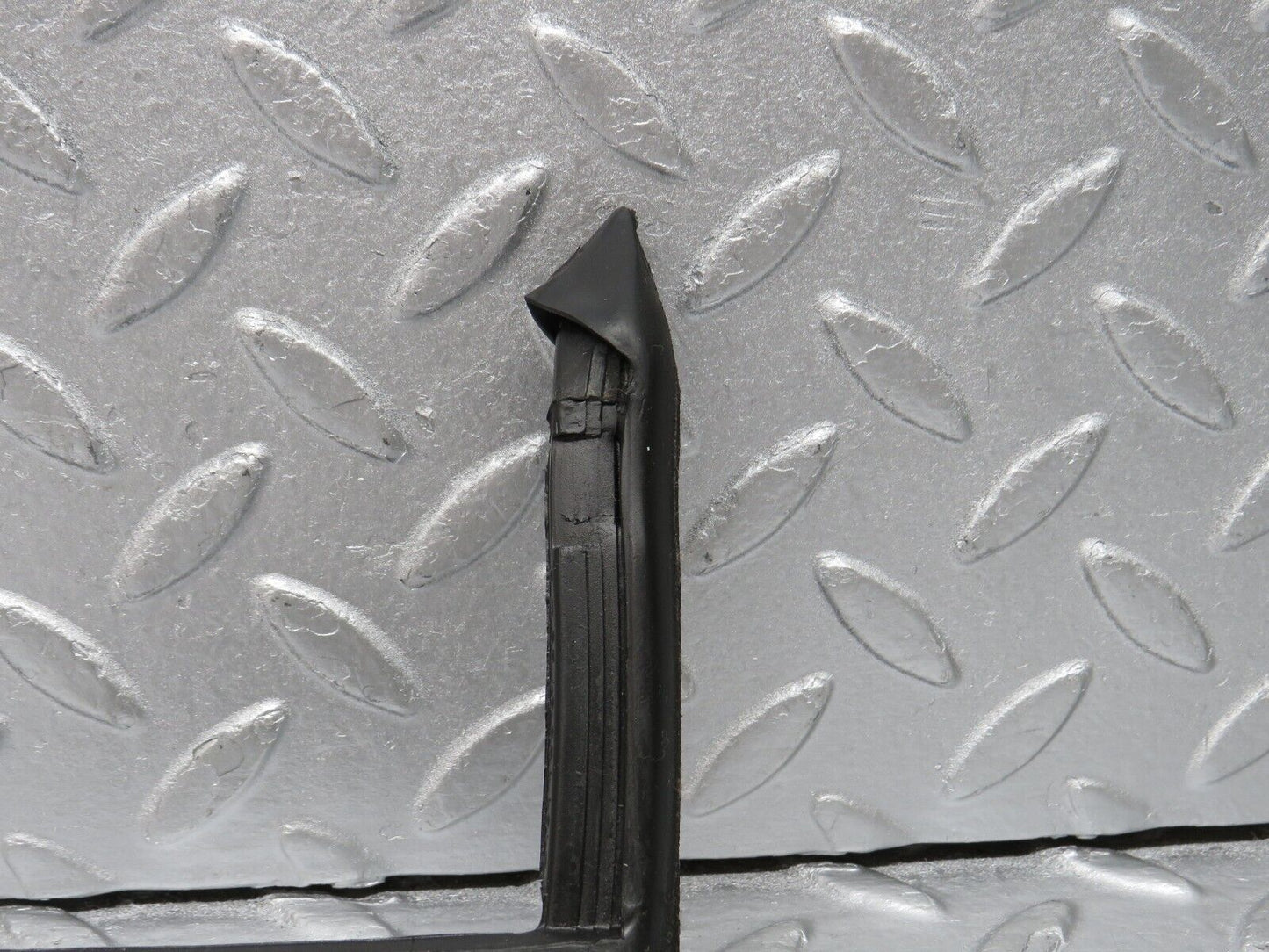 39172 Mercedes-Benz R107 500SL Front Left Rubber Window Guide 1077250125