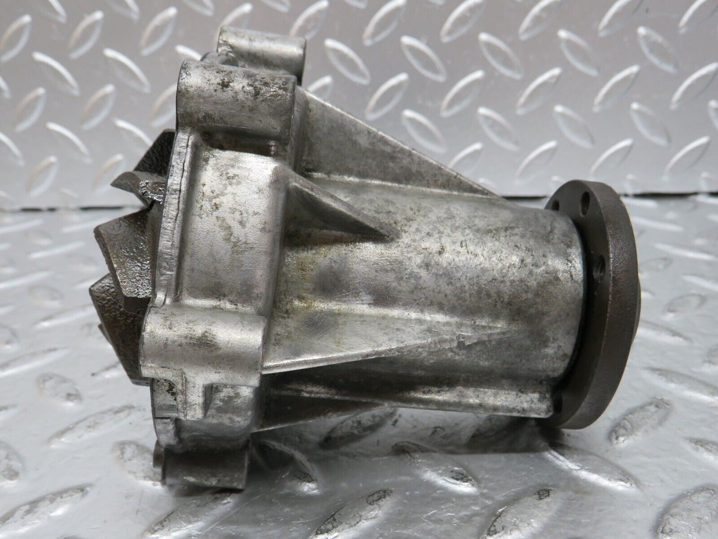 25365 Mercedes-Benz W201 190D Water Pump 6032010110