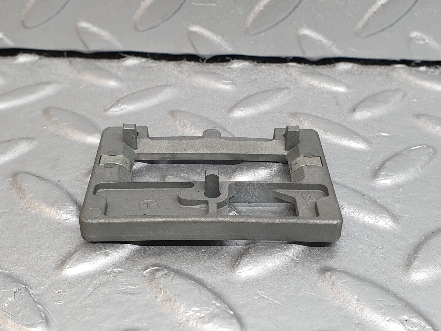 42082 Mercedes-Benz W202 C200 Rear View Mirror Bracket