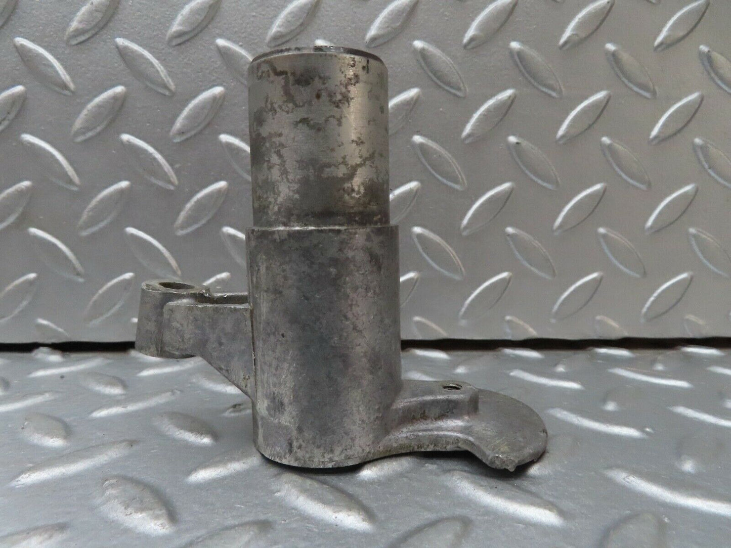 18735 Mercedes-Benz W120 W121 Ponton Ignition Distributor Mount 1211580315