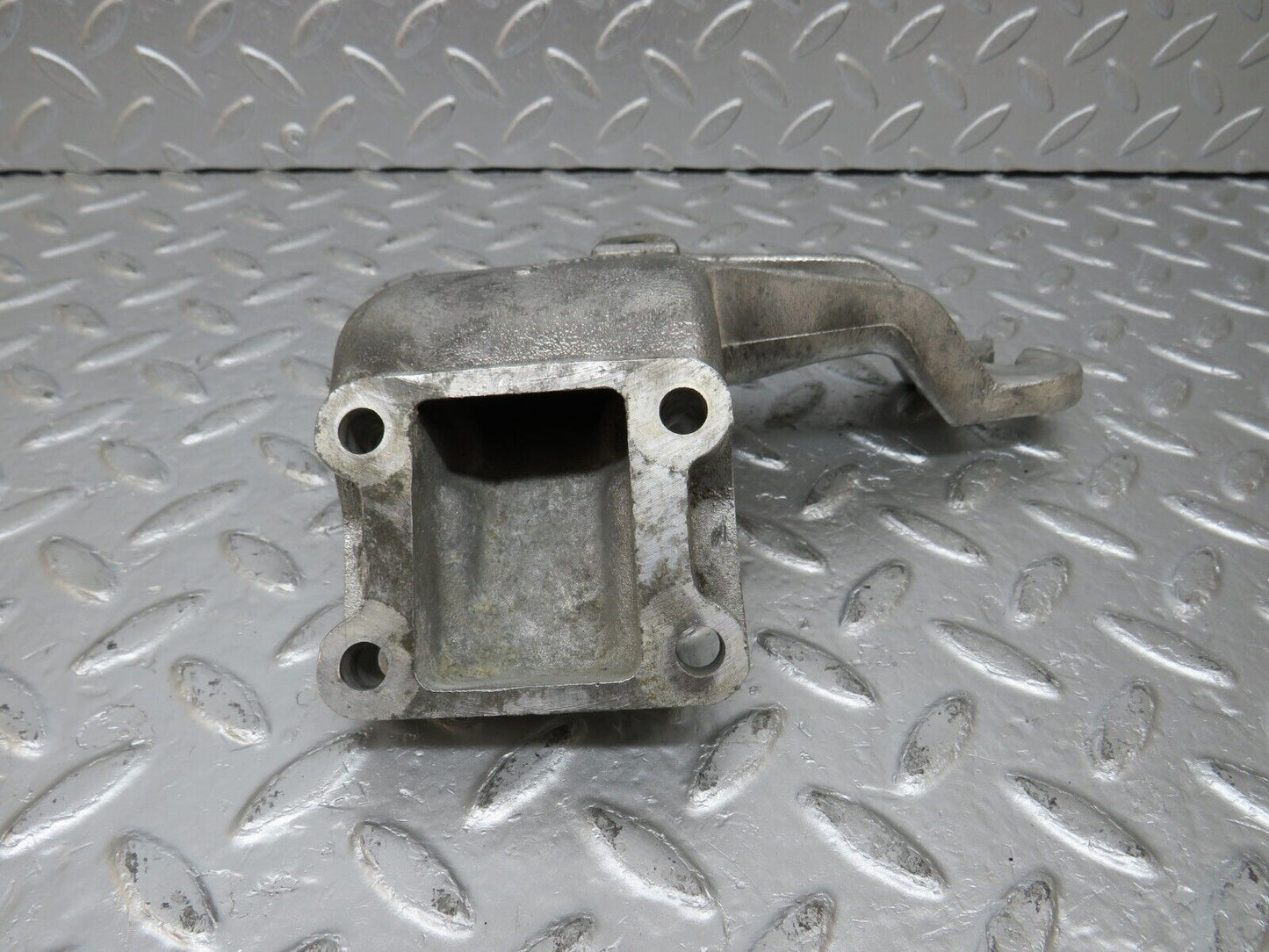 34507 Mercedes-Benz C126 380SEC Engine Mount Bracket Left Side 1162235004