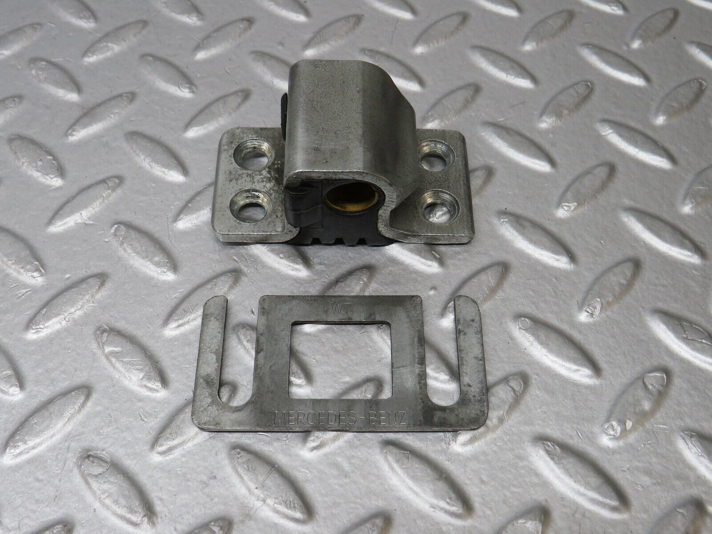 36130 Mercedes-Benz W126 420SE Door Lock Latch Left Side