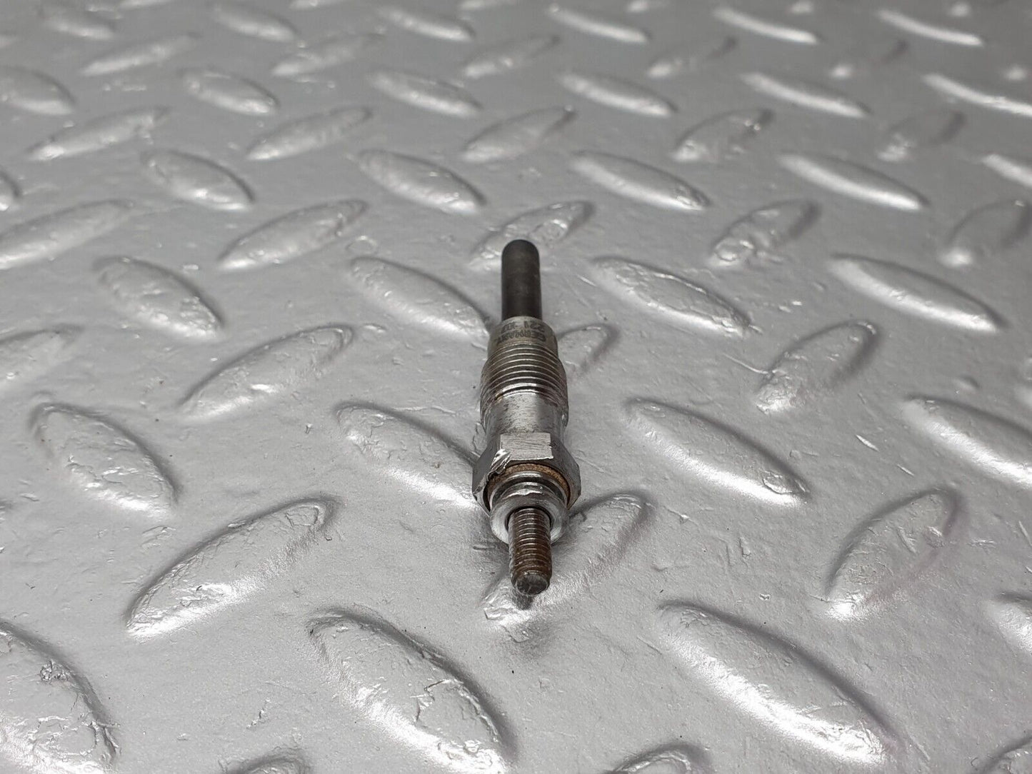 40847 Mercedes-Benz W123 300D Glow Plug Beru 0100221107