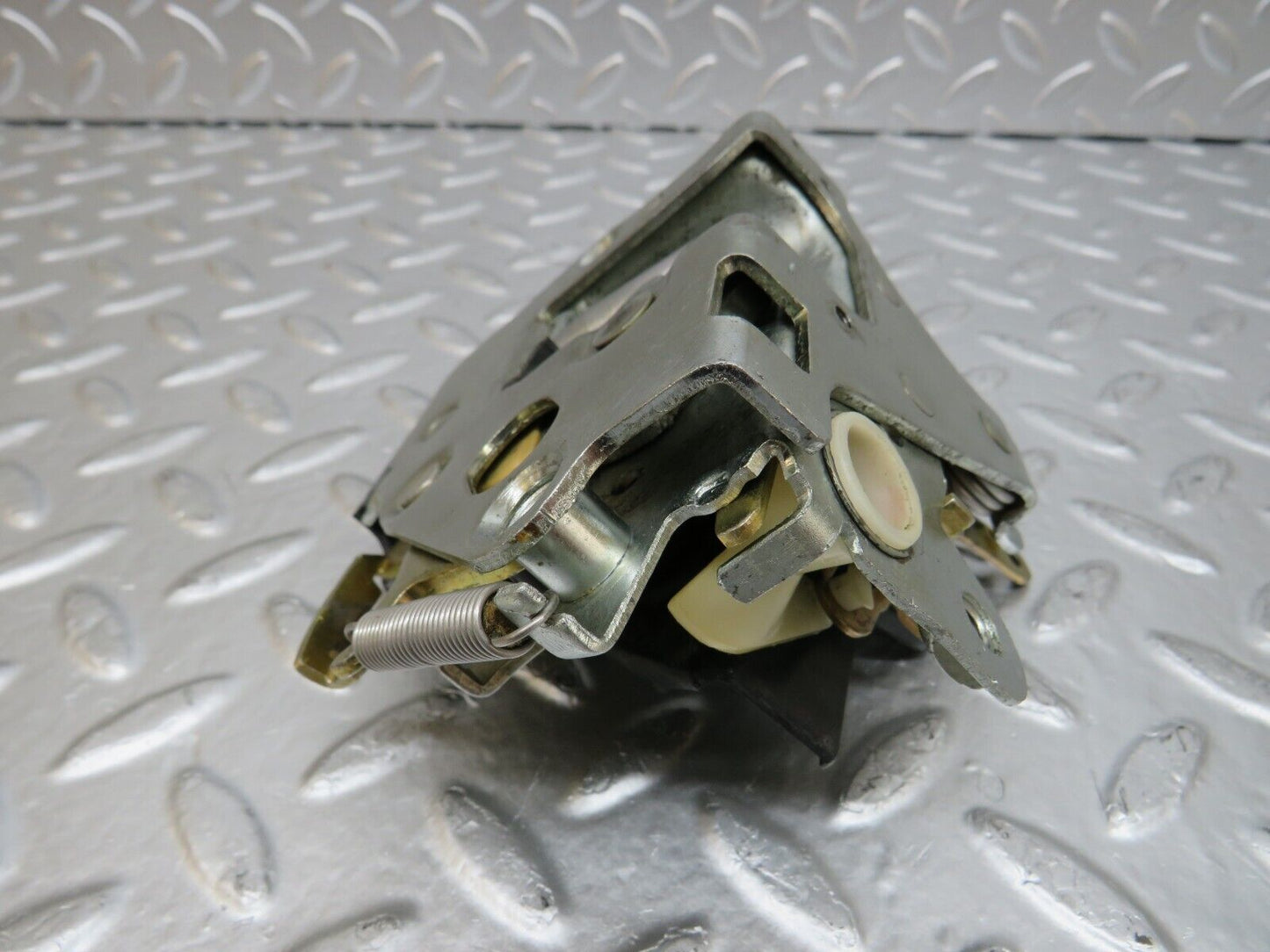 25458 Mercedes-Benz W123 200 Front Left Door Lock Mechanism 1237230108