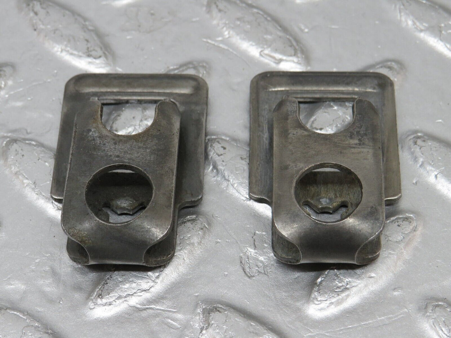 34131 Mercedes-Benz W124 260E Fuel Injector Bracket 2x