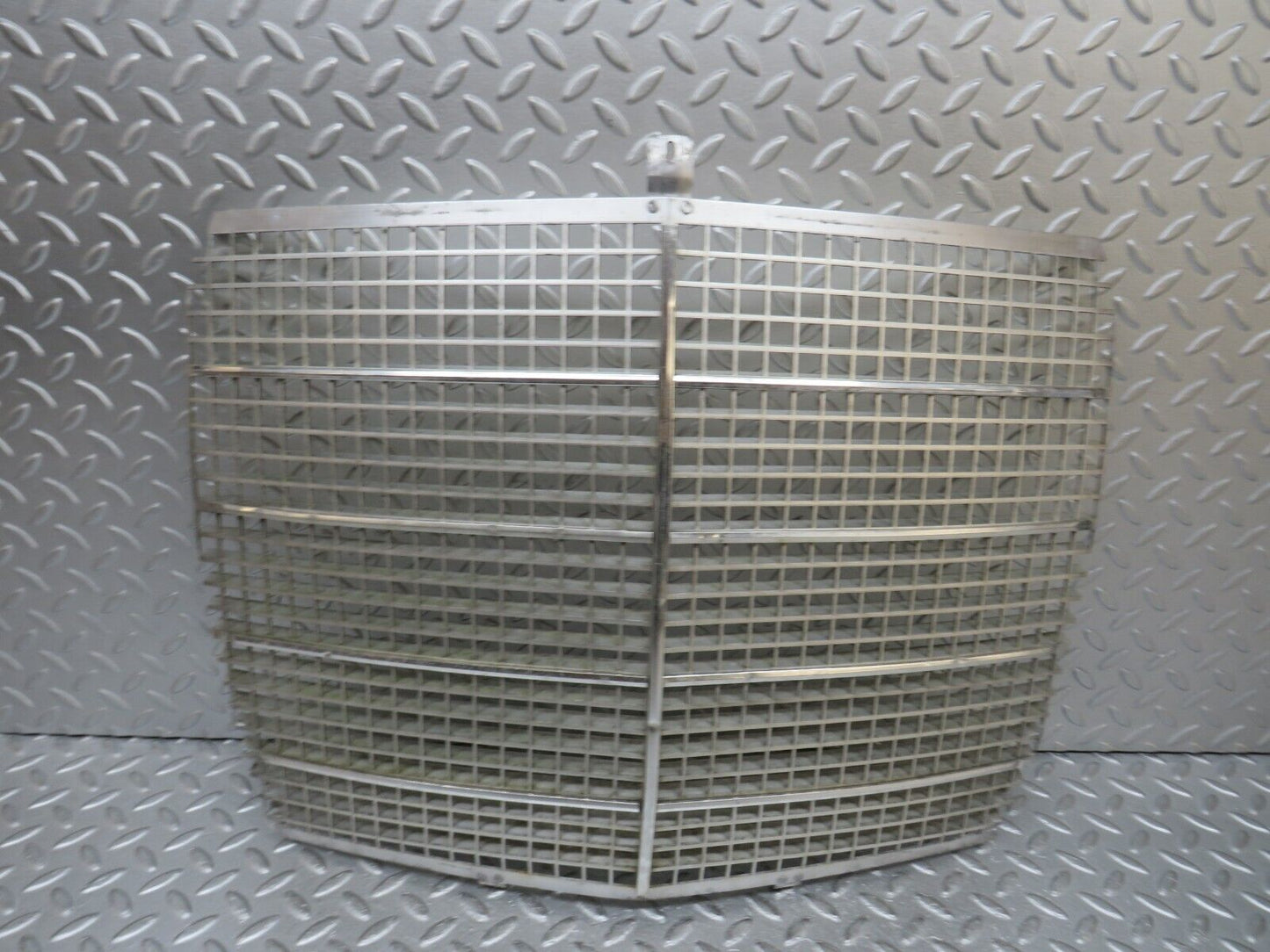 37583 Mercedes-Benz W109 300SEL Bonnet Grill