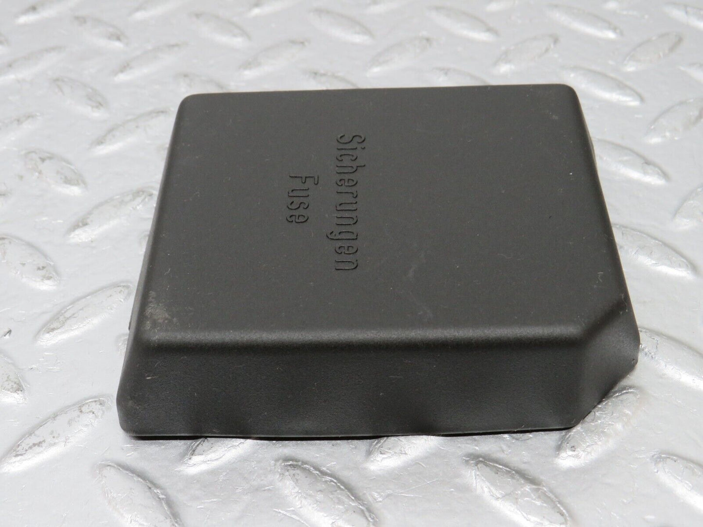 33334 Mercedes-Benz W202 C180 Fuse Box Cover Lid 2025450803 2025451700