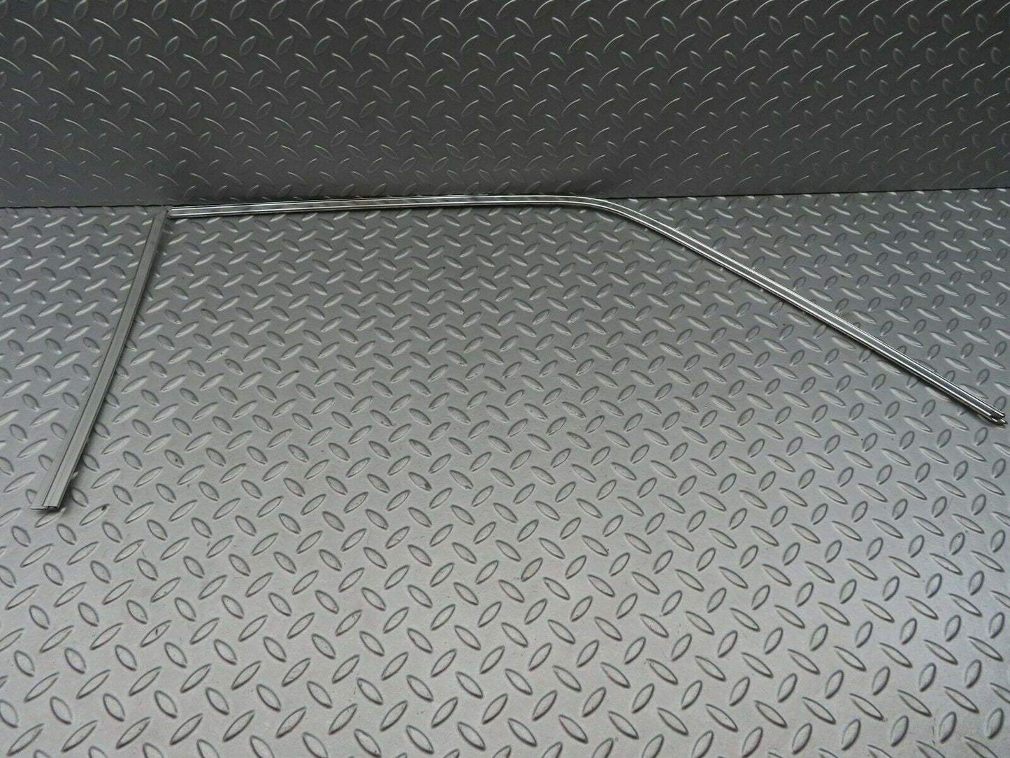 6212 Mercedes-Benz W126 380SE Door Chrome Window Frame Rear Left