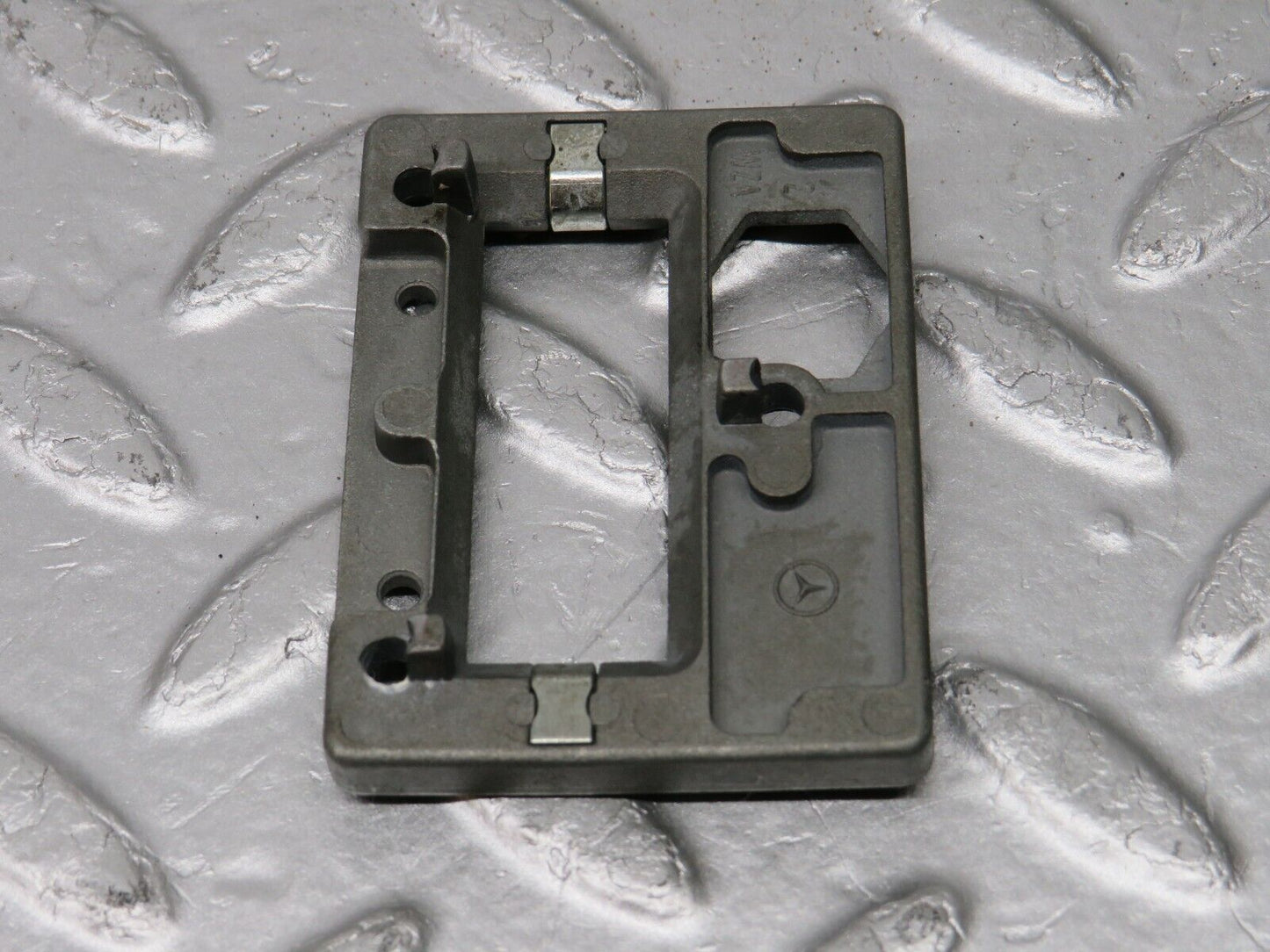 33197 Mercedes-Benz W202 Rear View Mirror Bracket