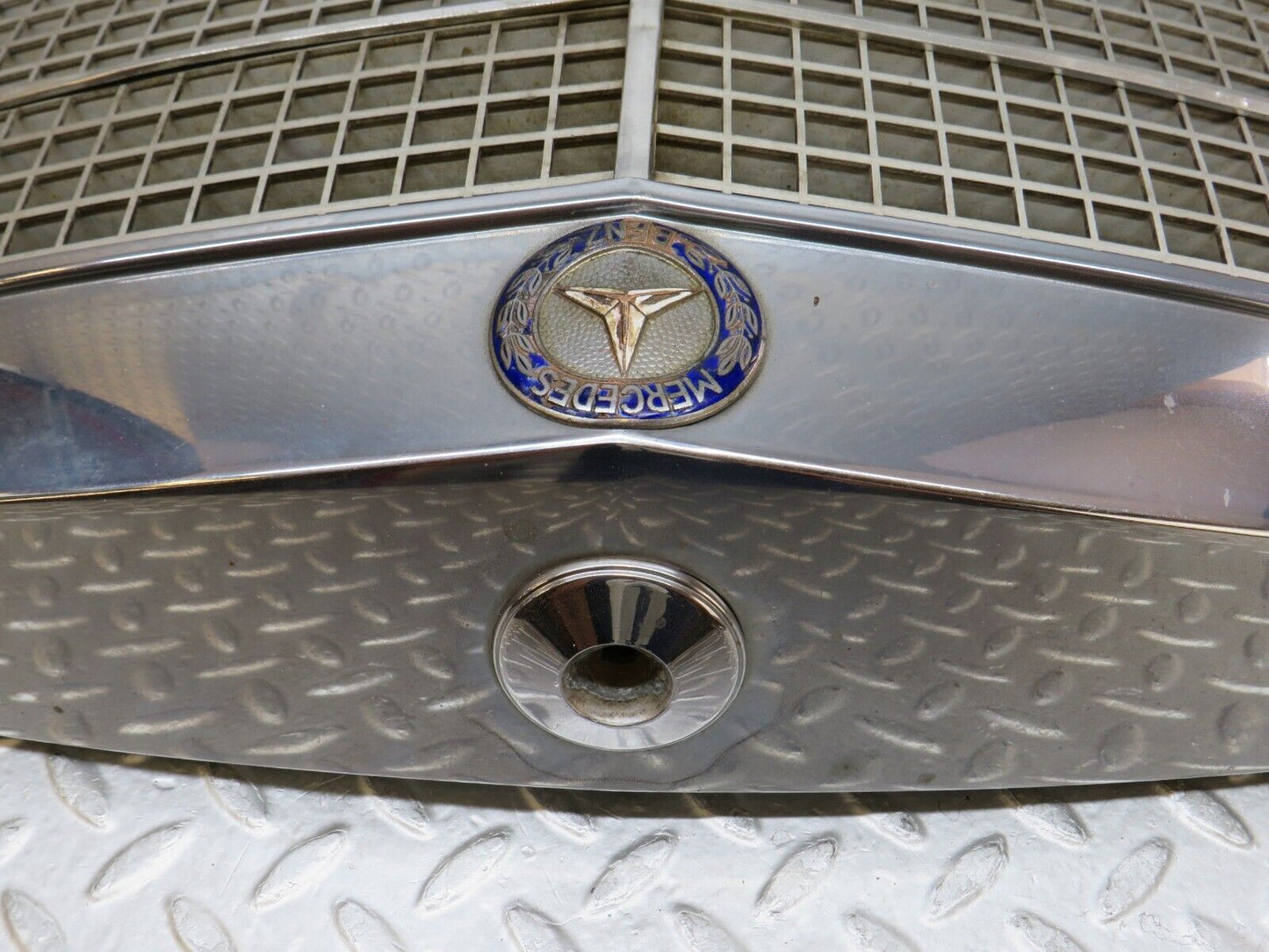 35837 Mercedes-Benz W108 Bonnet Grill Chrome