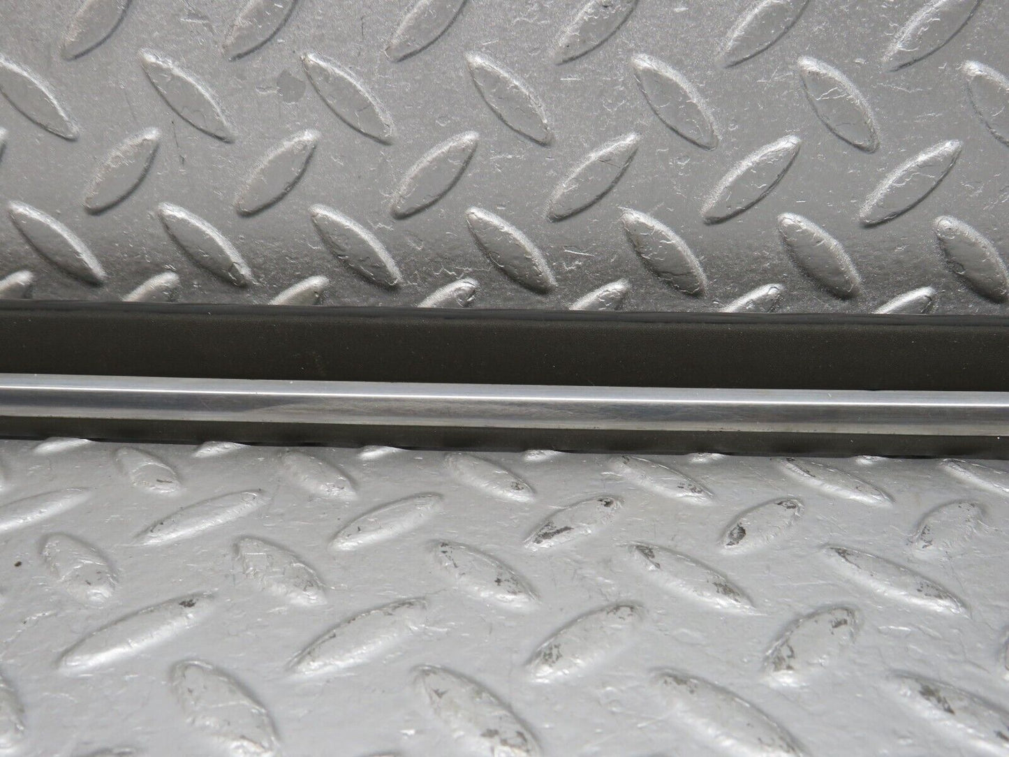 40128 Mercedes-Benz R107 350SL Coupe Left Door Centre Moulding Trim