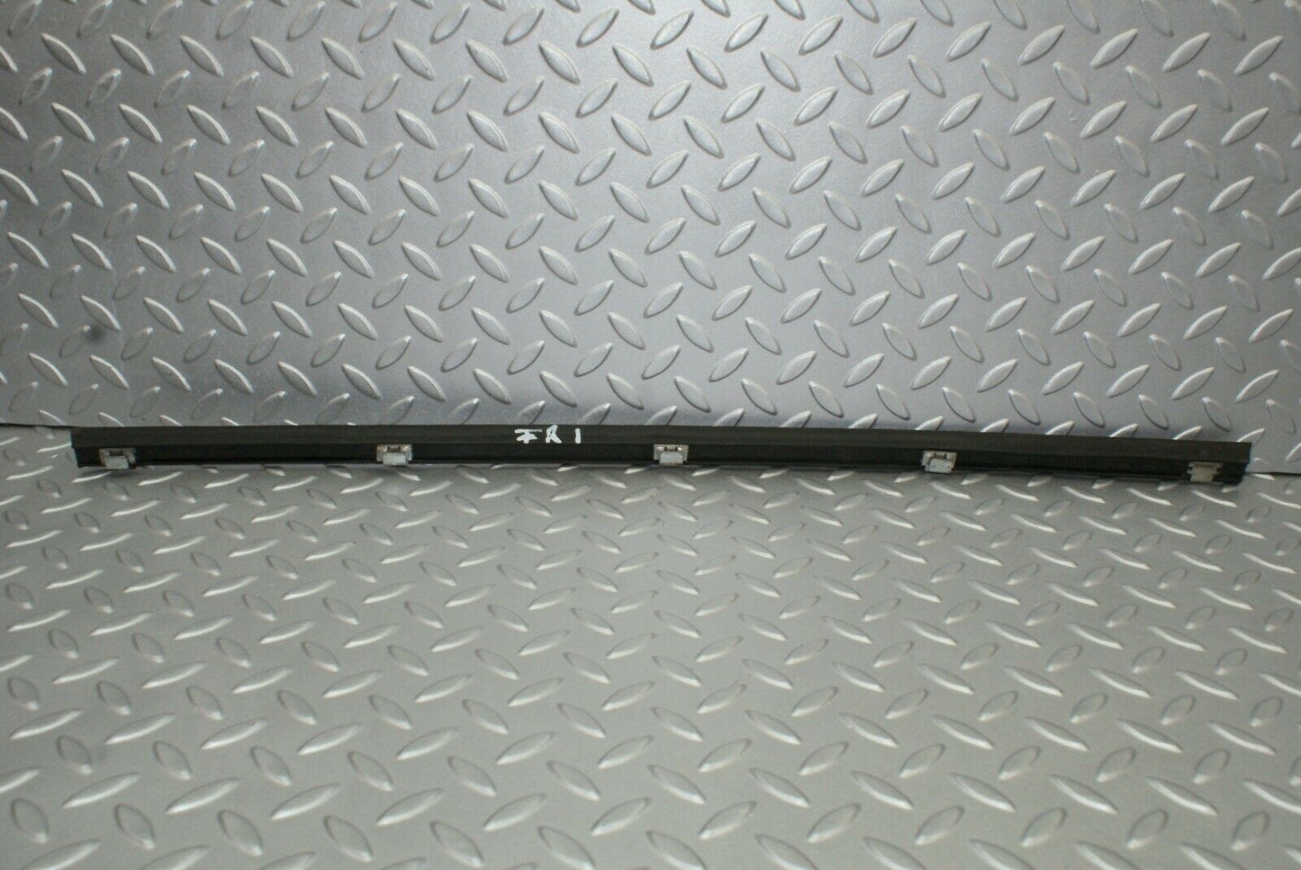 2647 Mercedes-Benz W116 350SE Glass Seal Trim Rubber Front Right