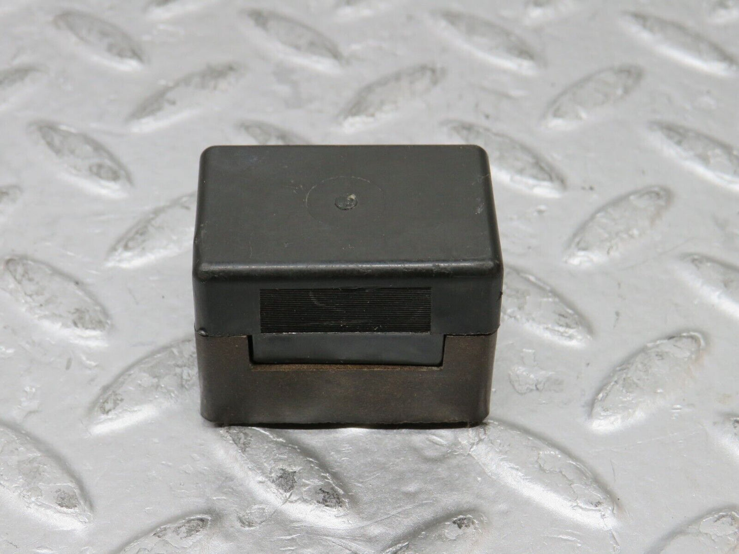 37324 Mercedes-Benz W109 300SEL Fuse Box Connector