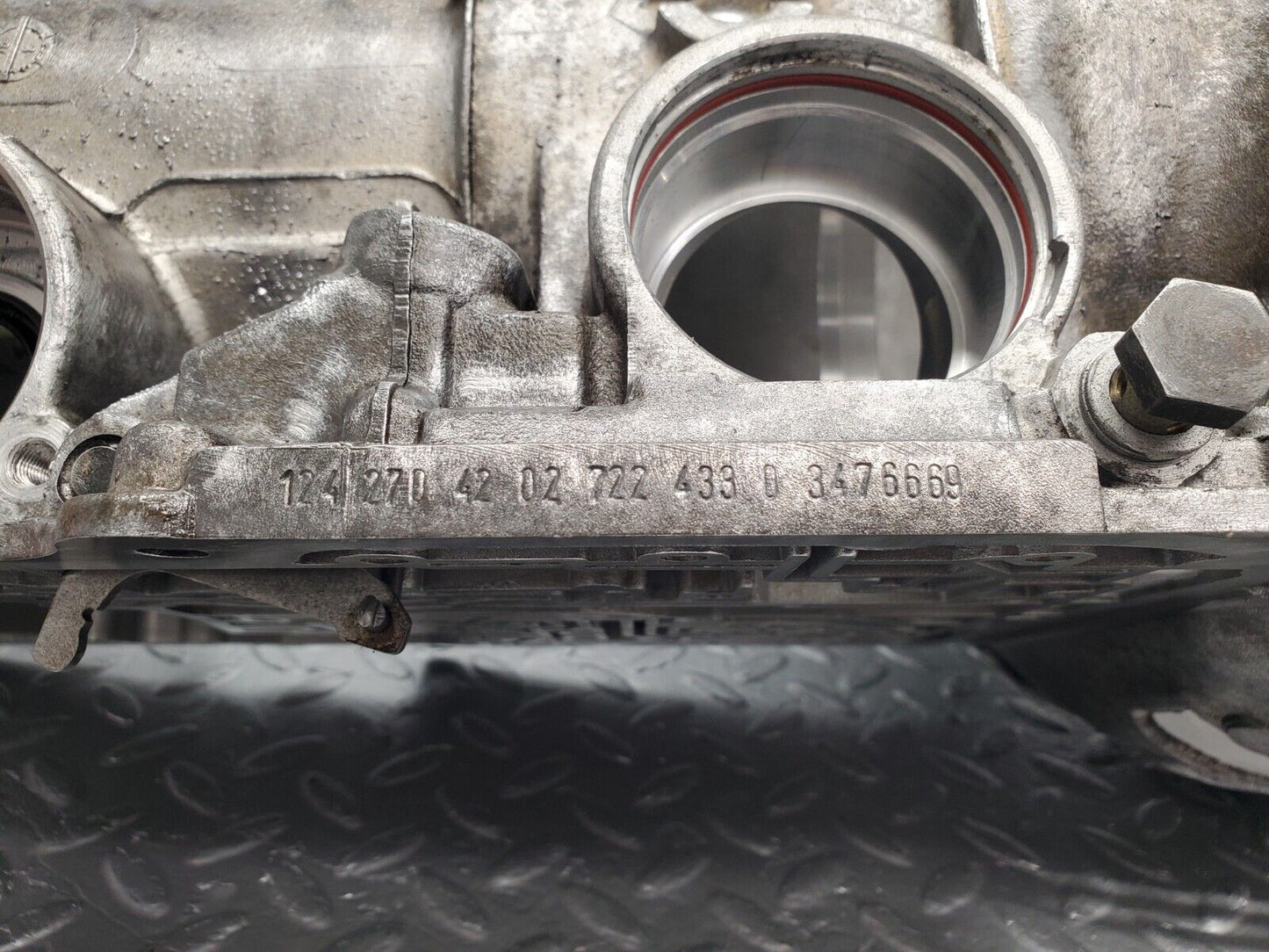 46293 Mercedes-Benz W124 280E Automatic Gearbox Housing 722.433 1242704204 2012710701