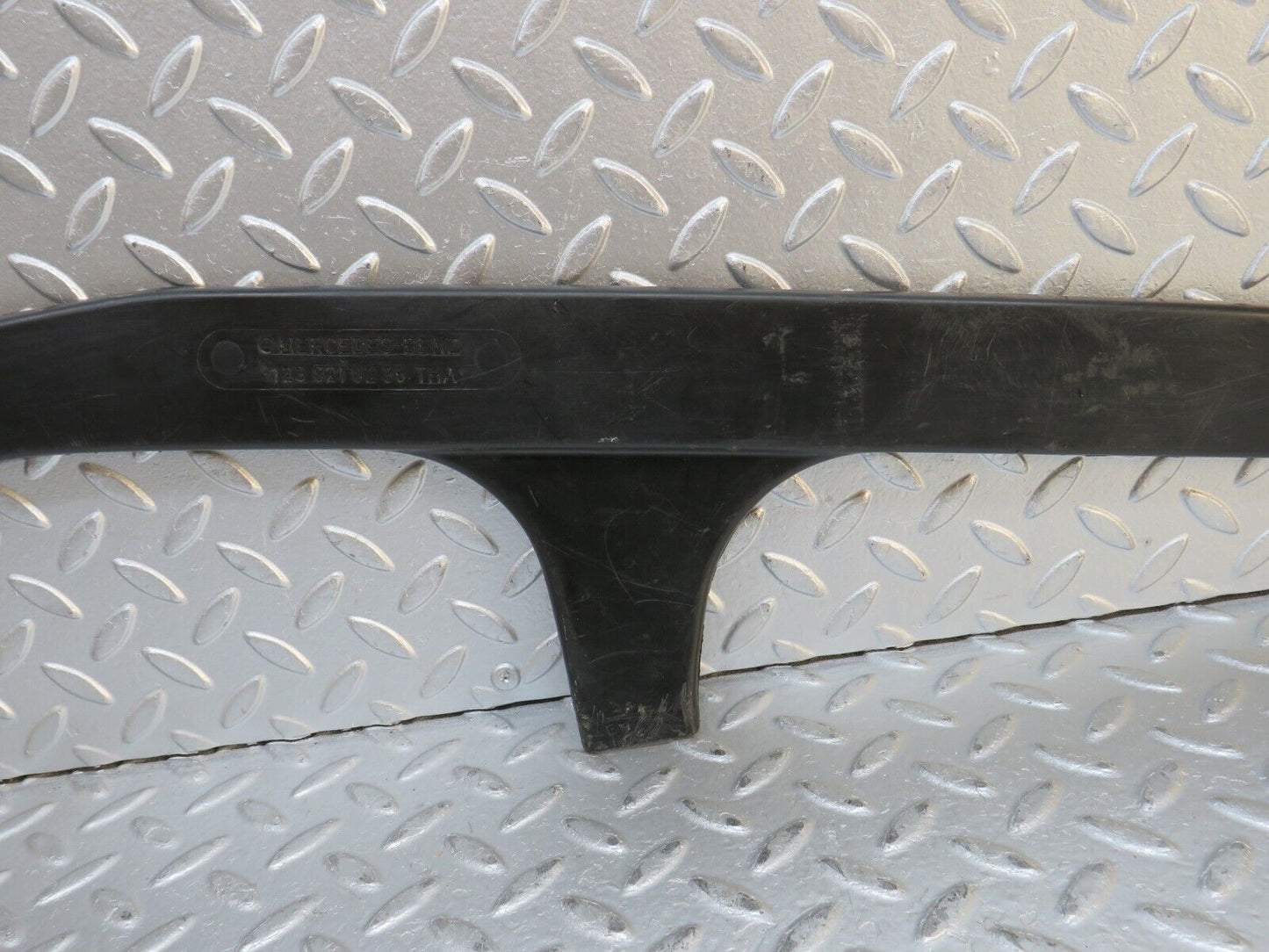 0458 Mercedes-Benz W123 230E Cabel Chanel Cover 1238210236