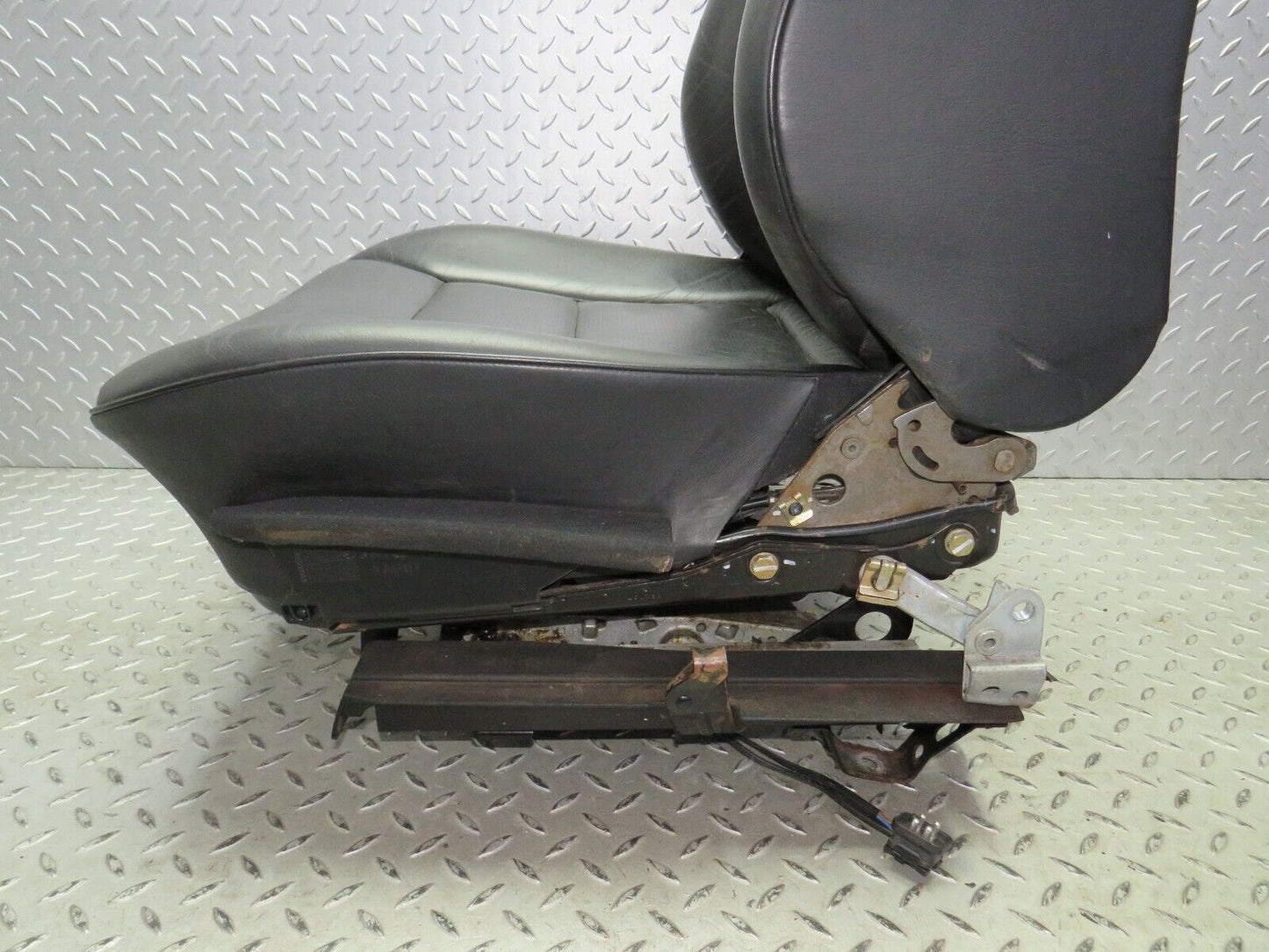 37883 Mercedes-Benz A124 320E Cabriolet Front Right Electric & Heated Seat Leather Black