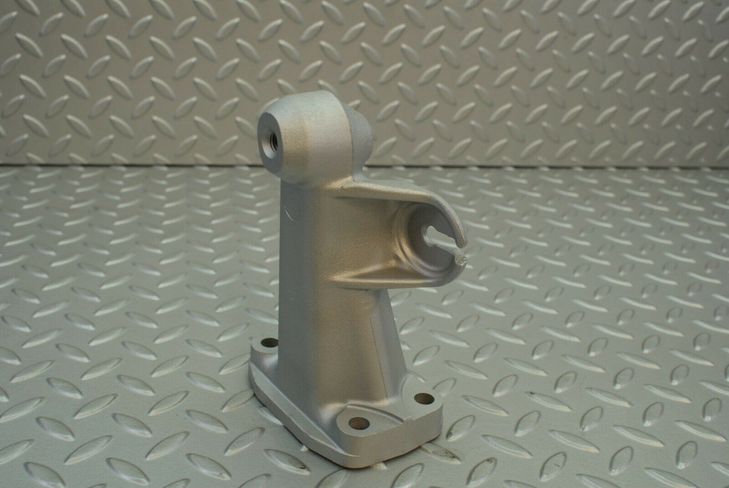 2864 Mercedes-Benz C123 280CE Coupe Engine Mount Bracket Left Side 1232230204