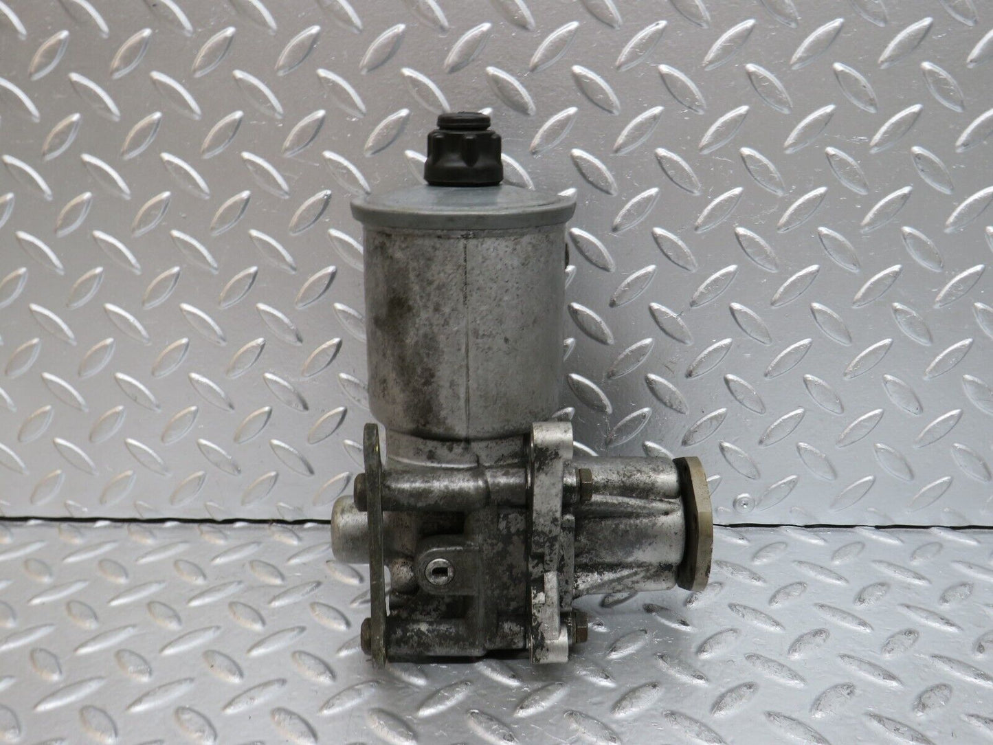 29505 Mercedes-Benz W124 230E Power Steering Pump 1244600980 7682900110