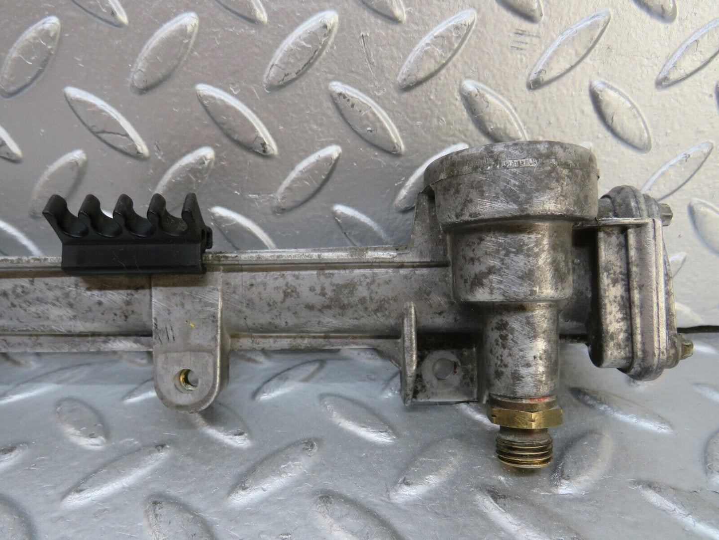 26690 Mercedes-Benz C124 220CE Coupe Fuel Injector Rail 1110780745