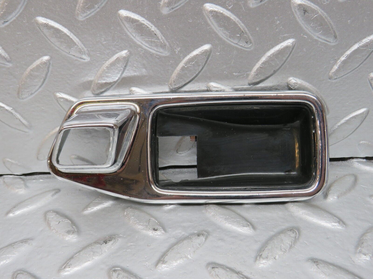 39377 Mercedes-Benz W123 200D Chrome Frame Door Handle Front Left 1167660111