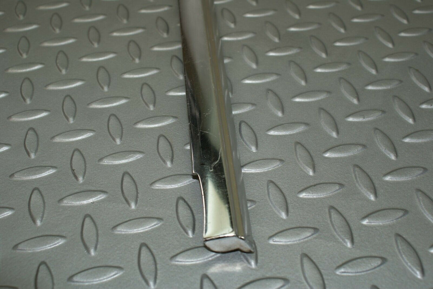 3124 Mercedes-Benz W115 220D Front Right Door Chrome Moulding Trim