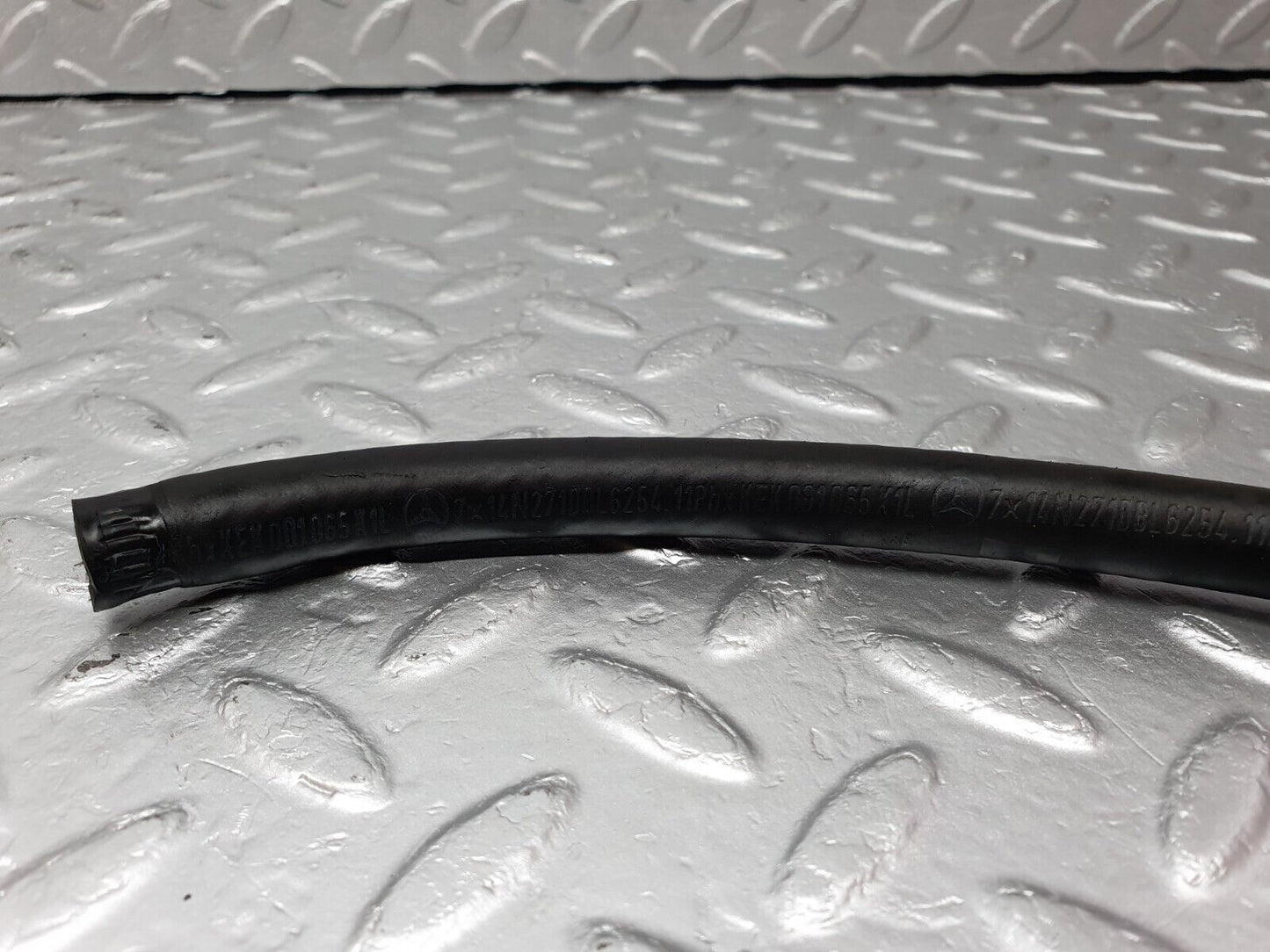 41623 Mercedes-Benz W124 200E Carburettor Heating Coolant Hose Pipe 1022031182
