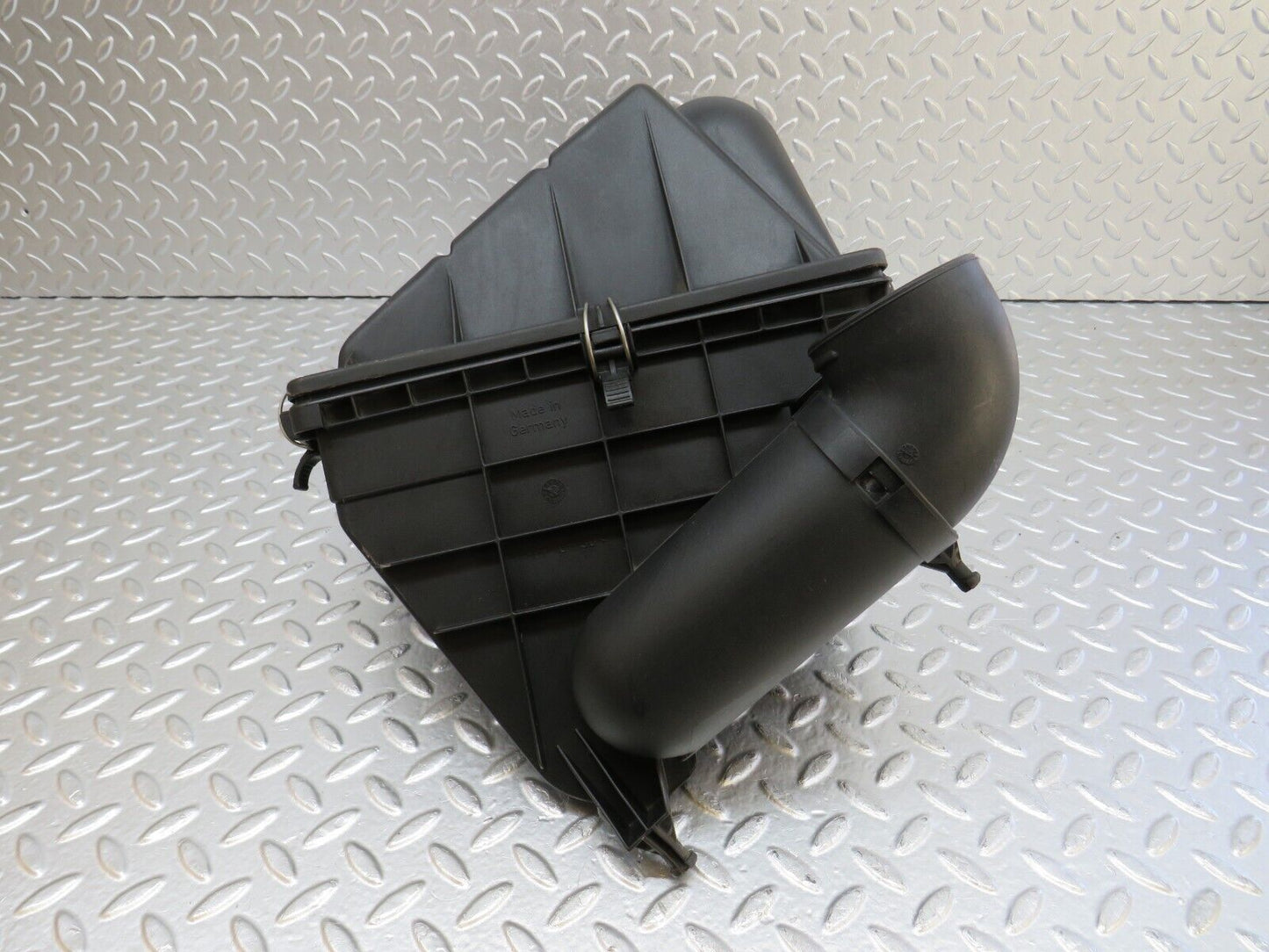 33220 Mercedes-Benz W202 C180 Air Filter Box Housing 1110940202