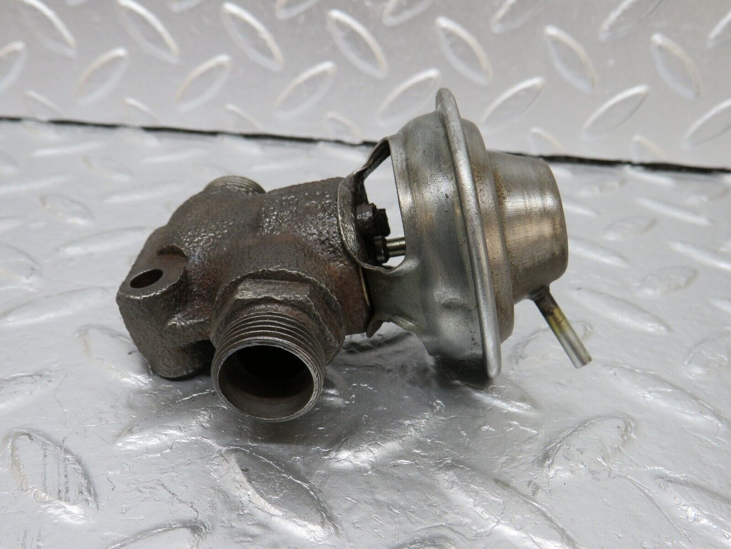 34617 Mercedes-Benz C126 380SEC Exhaust Gas Recirculation Valve EGR 0001408160