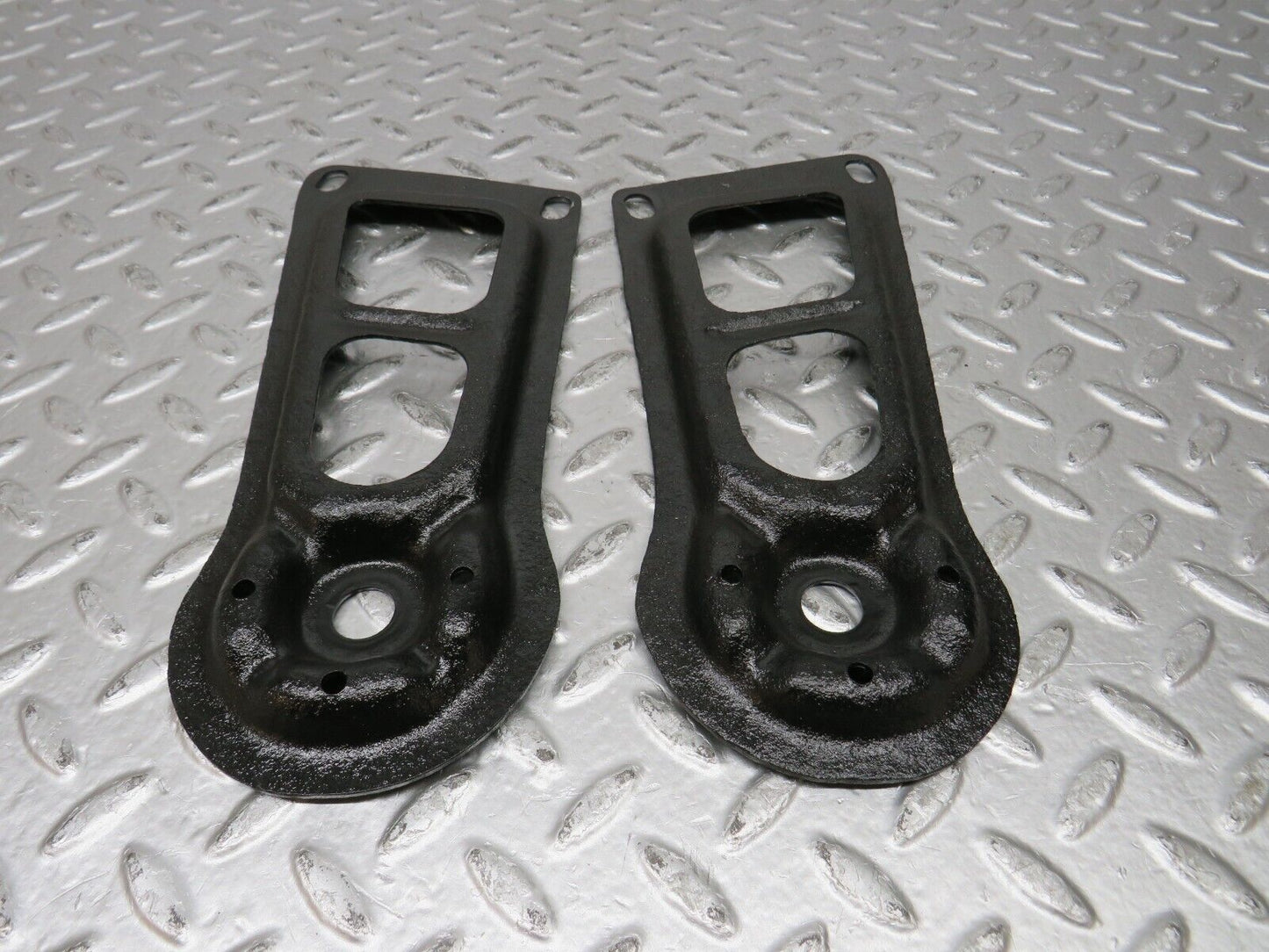 32140 Mercedes-Benz W123 230E Rear Suspension Axle Mounting Bracket