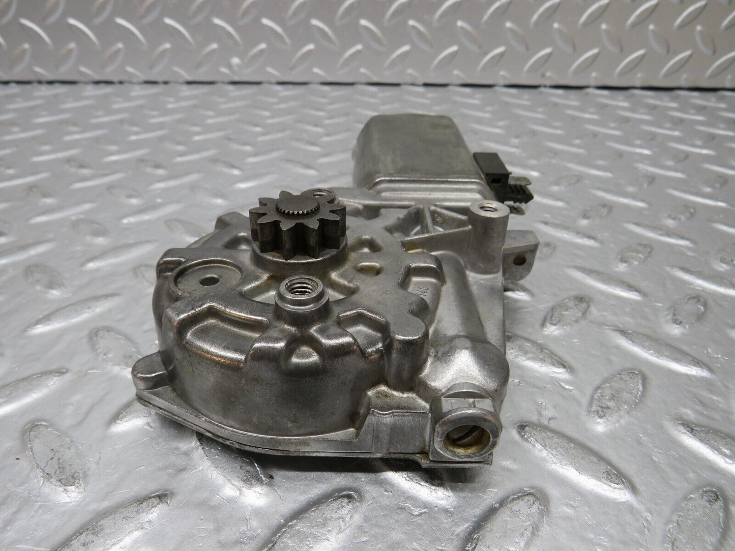 30064 Porsche 924 Right Door Window Regulator Motor Bosch 0130821119