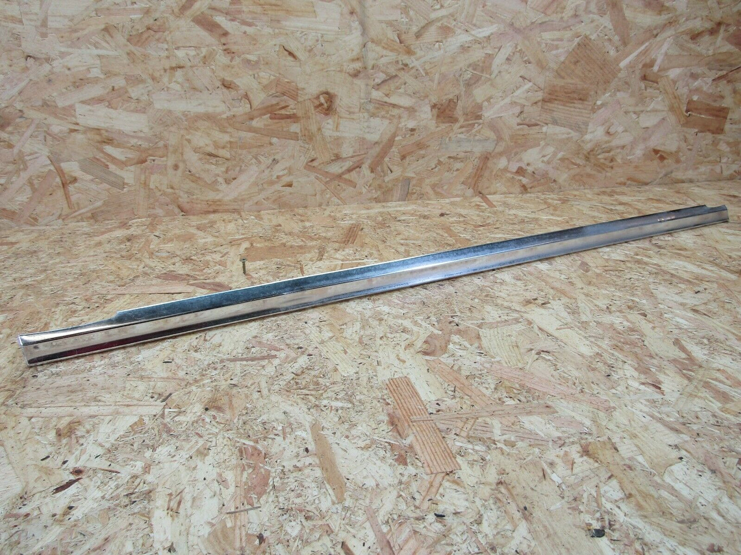 2132 Mercedes-Benz W116 350SE Front Right Door Chrome Trim