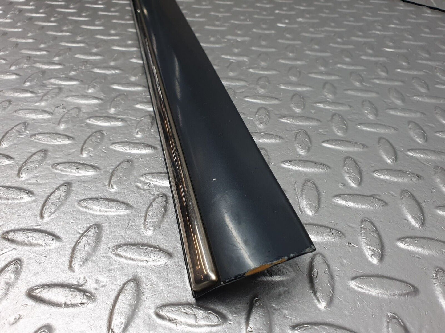 41804 Mercedes-Benz W202 C200 Front Right Door Centre Moulding Trim 2026909462