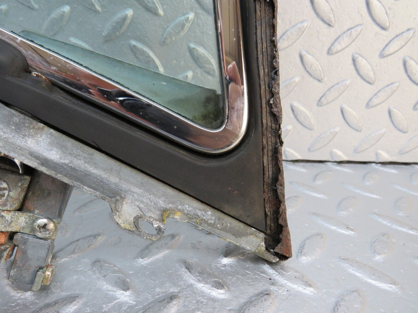 37518 Mercedes-Benz W109 300SEL Front Left Quarter Window Glass