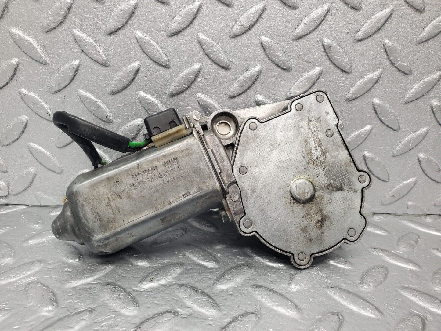 30309 Mercedes-Benz W124 230E Window Regulator Motor Right Bosch 0130821285