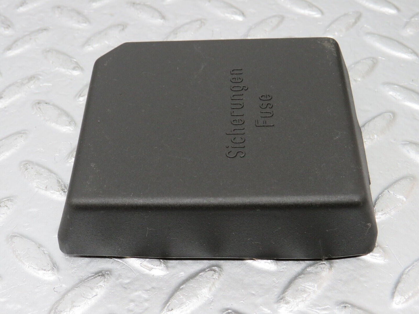 33334 Mercedes-Benz W202 C180 Fuse Box Cover Lid 2025450803 2025451700