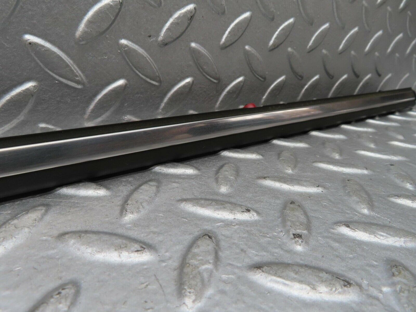 15834 Mercedes-Benz W123 280E Front Left Fender Wing Centre Moulding Trim