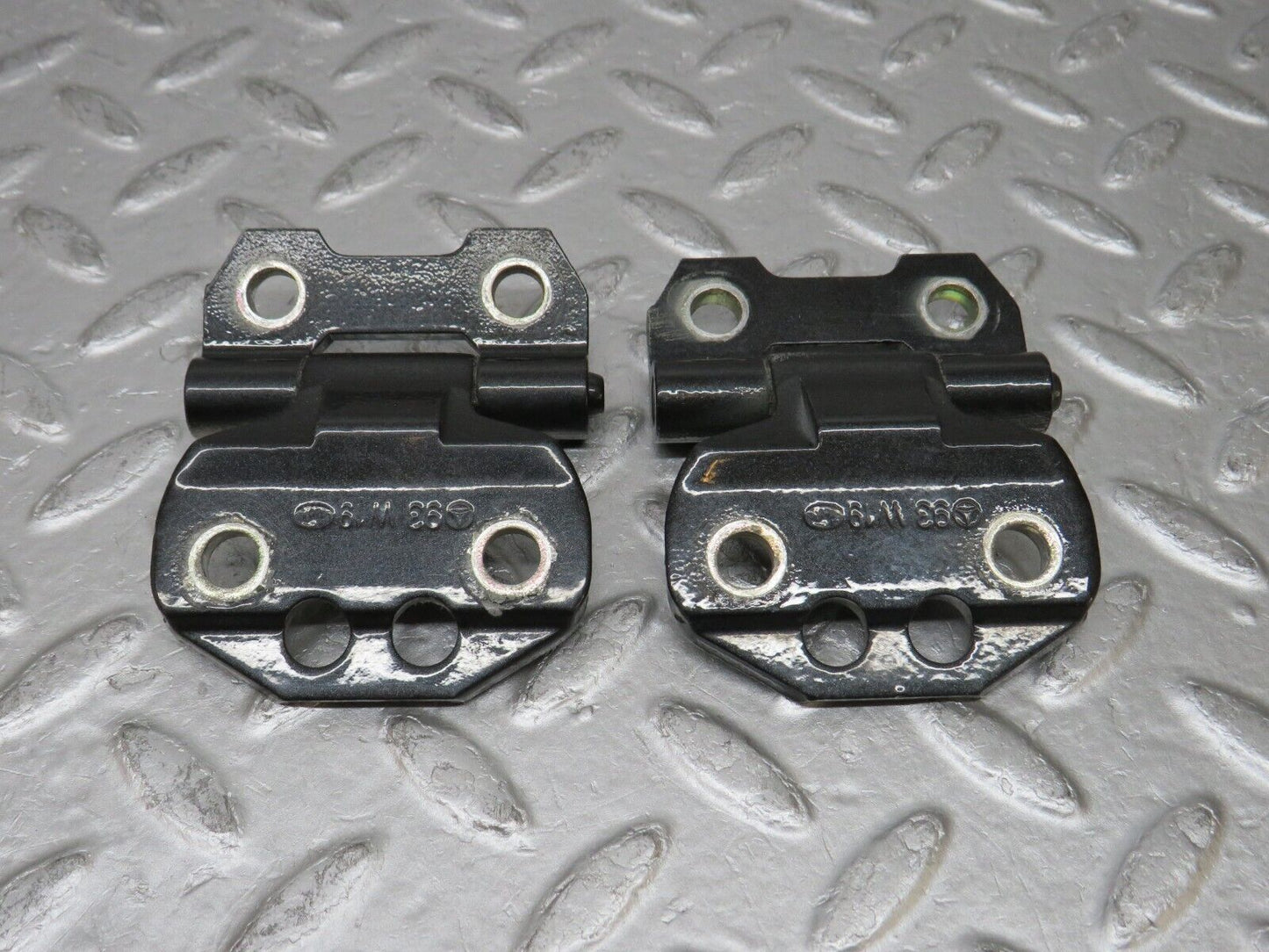 37738 Mercedes-Benz A124 320E Cabriolet Door Hinge Left Side