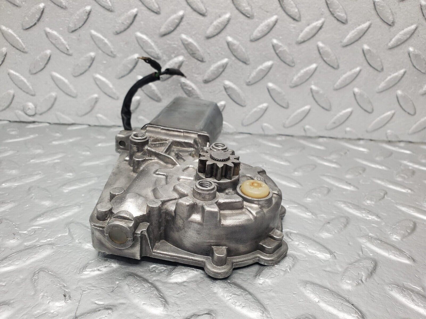 30309 Mercedes-Benz W124 230E Window Regulator Motor Right Bosch 0130821285