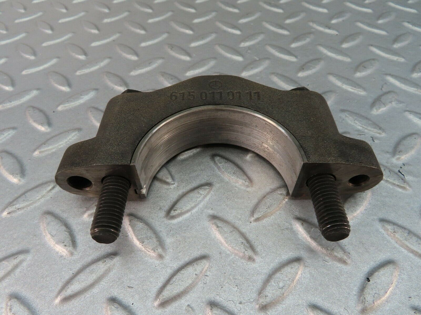 8025 Mercedes-Benz W115 220D Crankshaft Bearing Holder Block 6150110111