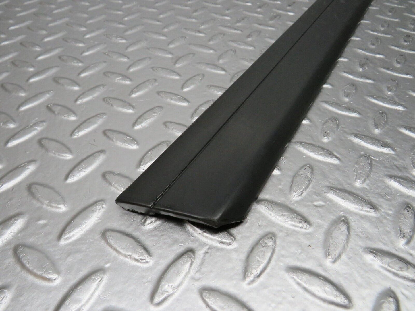 32305 Mercedes-Benz S124 300TE Wagon Rear Right Door Centre Moulding Trim