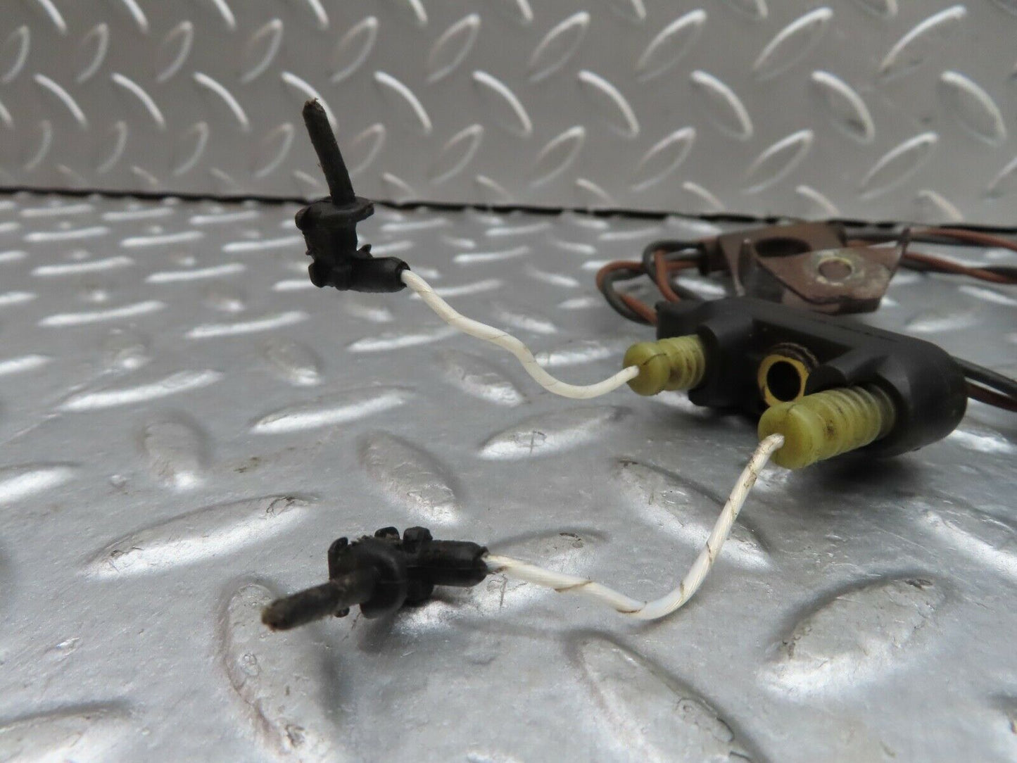 19270 Mercedes-Benz W123 300D Front Brake Pads Sensor Pair 0085451728