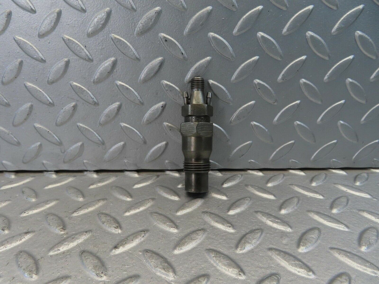 10983 Mercedes-Benz W115 220D Fuel Injector Bosch KCA30sd27/4