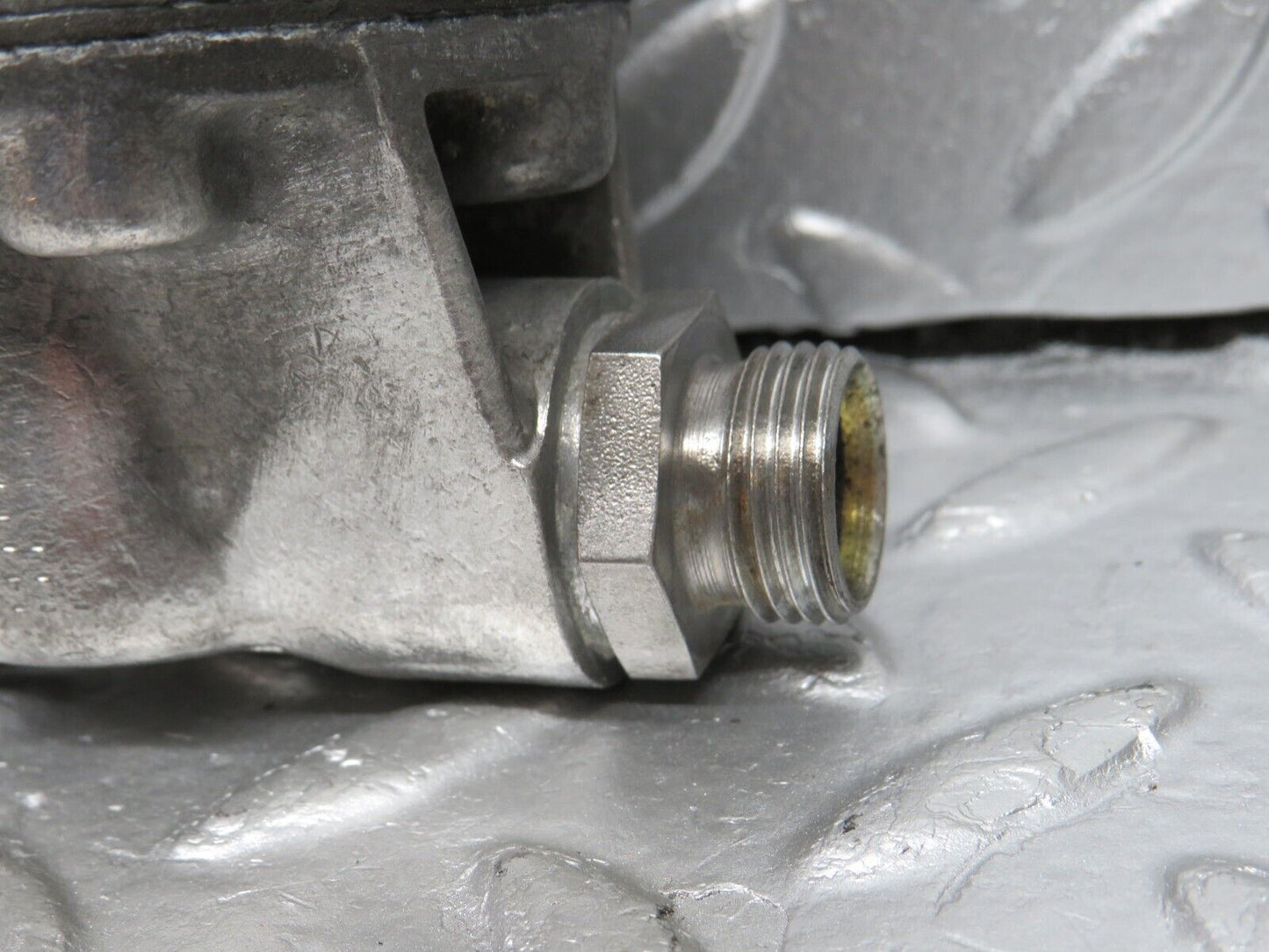 33065 Mercedes-Benz C107 R107 350 V8 Oil Pressure Damper 1161870196 1161870494