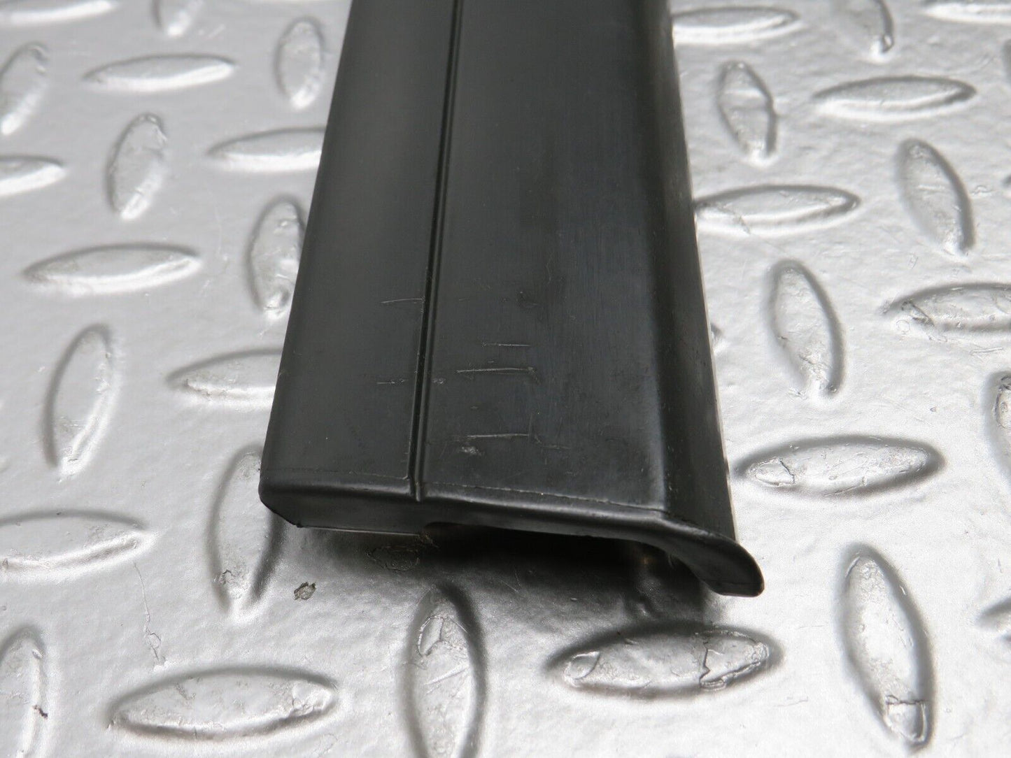 32301 Mercedes-Benz S124 300TE Wagon Front Right Door Centre Moulding Trim