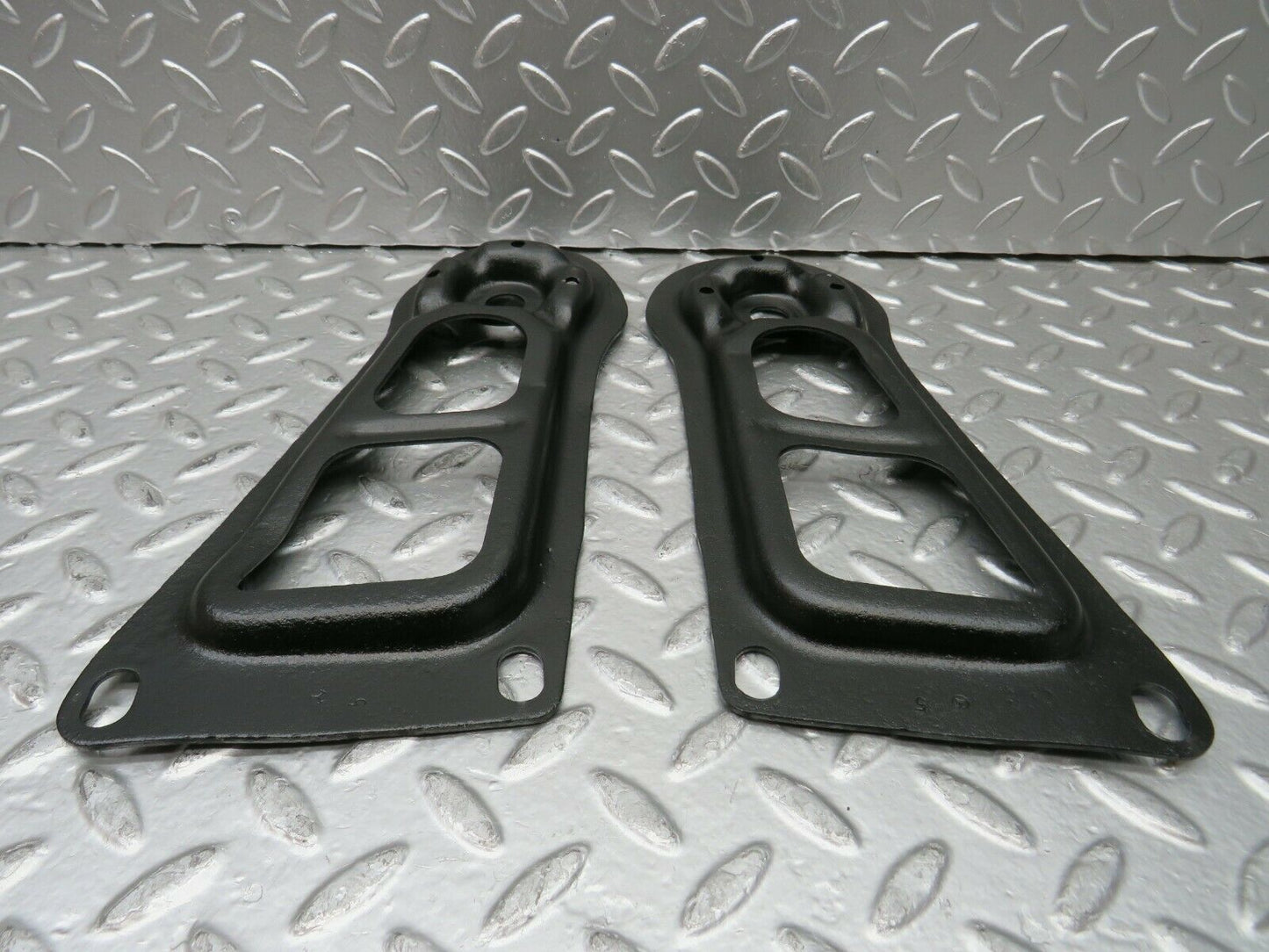 22867 Mercedes-Benz C107 450SLC Coupe Rear Suspension Axle Mounting Bracket