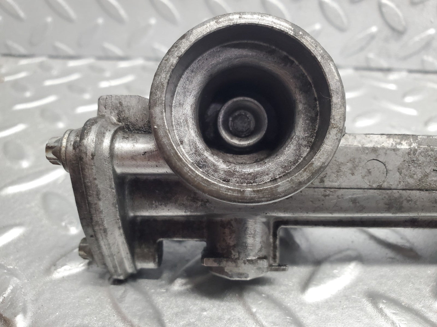 W124 Wagon fuel injector rail used OEM