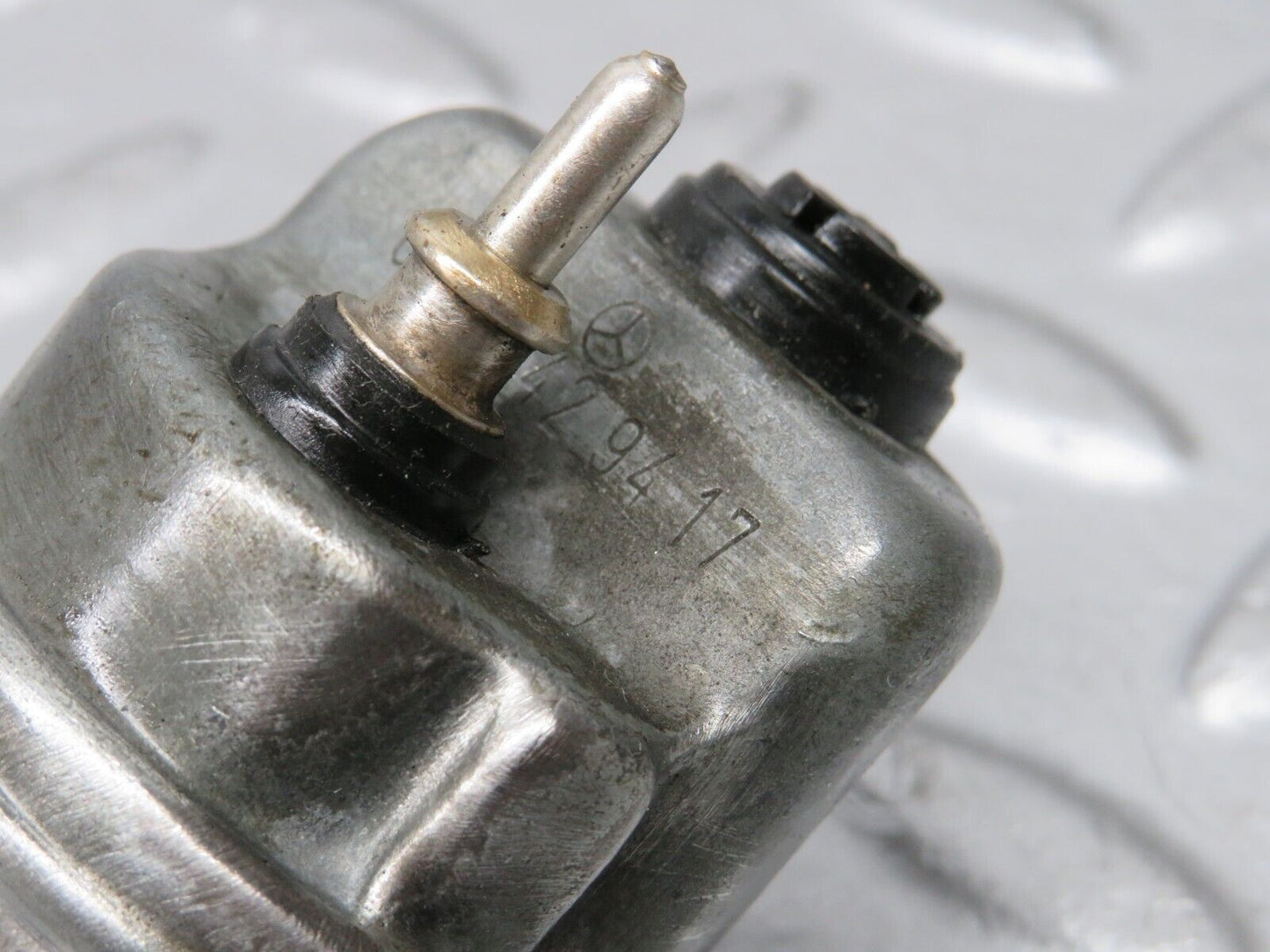 39065 Mercedes-Benz W201 190E 2.6L Oil Pressure Sensor 0065429416